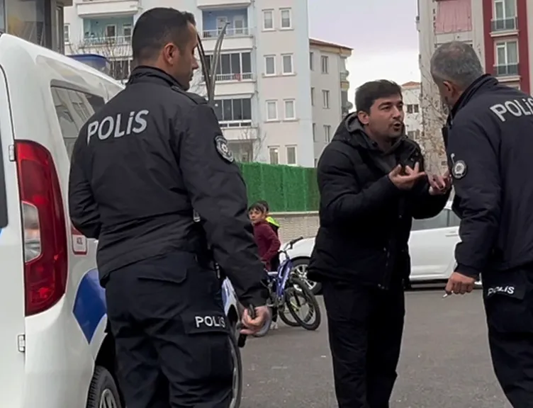 Aile içi çıkan tartışma karakolda bitti… Polisler neye uğradığını şaşırdı: Beni döv, döv…
