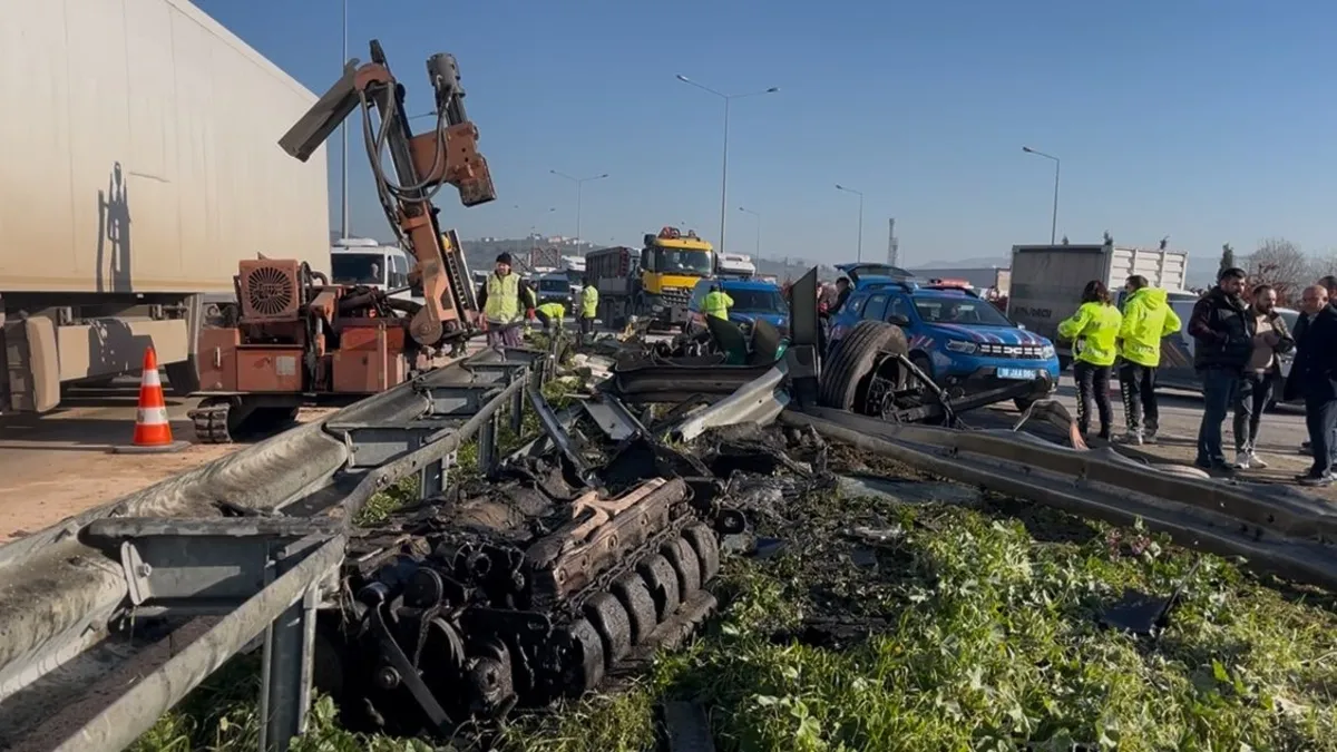 Bariyerlere saplanıp demir yığınına döndü: Kamyon kabininde can pazarı! ‘Dayan’ Bariyerlere saplanıp demir yığınına döndü: Kamyon kabininde can pazarı! ‘Dayan’