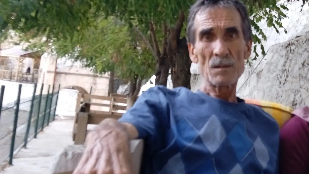 Devrilen traktörün altında can verdi Devrilen traktörün altında can verdi