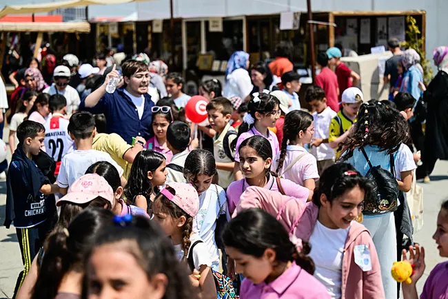 sifir-atik-festivali-etkinlikleri-ucuncu-gununde-devam-ediyor-ailelerden-ve-genclerden-yogun-ilgi-1780740853592.jpeg Sıfır Atık Festivali etkinlikleri üçüncü gününde devam ediyor! Ailelerden ve gençlerden yoğun ilgi…