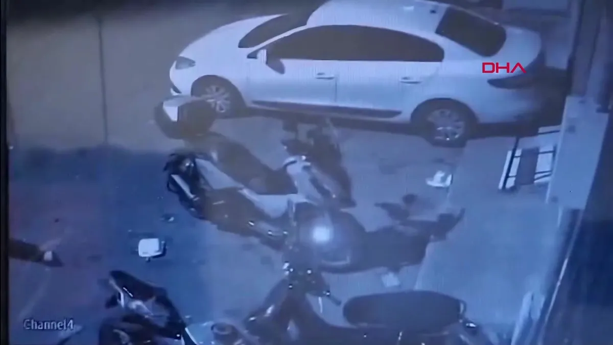 Beyoğlu’nda tartıştığı kişinin motosikletini kundakladı 4 motosiklet yandı | Video videosunu izle Beyoğlu’nda tartıştığı kişinin motosikletini kundakladı 4 motosiklet yandı | Video videosunu izle