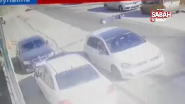 Bursa'da bir motosikletlinin kaygan yolda düştüğü anlar güvenlik kamerasında | Video