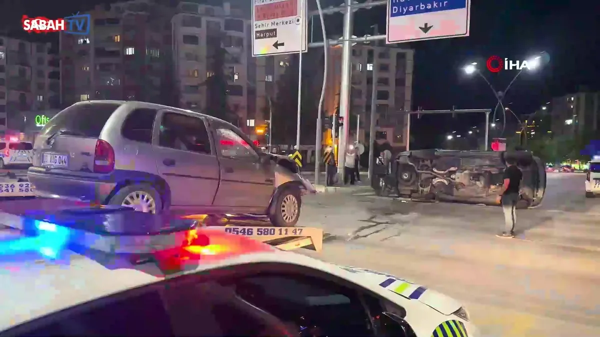Elazığ'da otomobille çarpışan araç yan yattı: 11 yaralı Elazığ'da otomobille çarpışan araç yan yattı: 11 yaralı