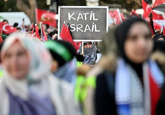 ‘Kahrolsun PKK’ sloganları atan vatandaşlara 'şerefsizler' demişti! Vatandaşlar adliyeye akın etti: Fatih Altaylı'ya suç duyurusu