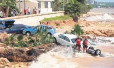 İspanya’da araçlar denize sürüklendi