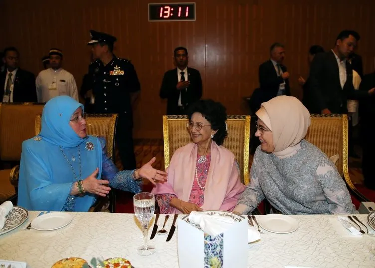 Başkan Erdoğan Kuala Lumpur'da! Oturumun ardından sergi alanını gezdi