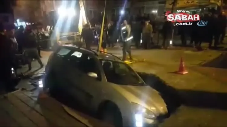 Park halindeki otomobil, çöken yolun içine düştü
