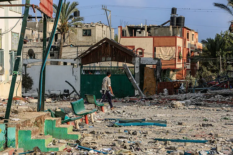 SON DAKİKA: Gazze’de katliam! İsrail, 700 sivilin sığındığı okula saldırdı: Çok sayıda ölü ve yaralı var