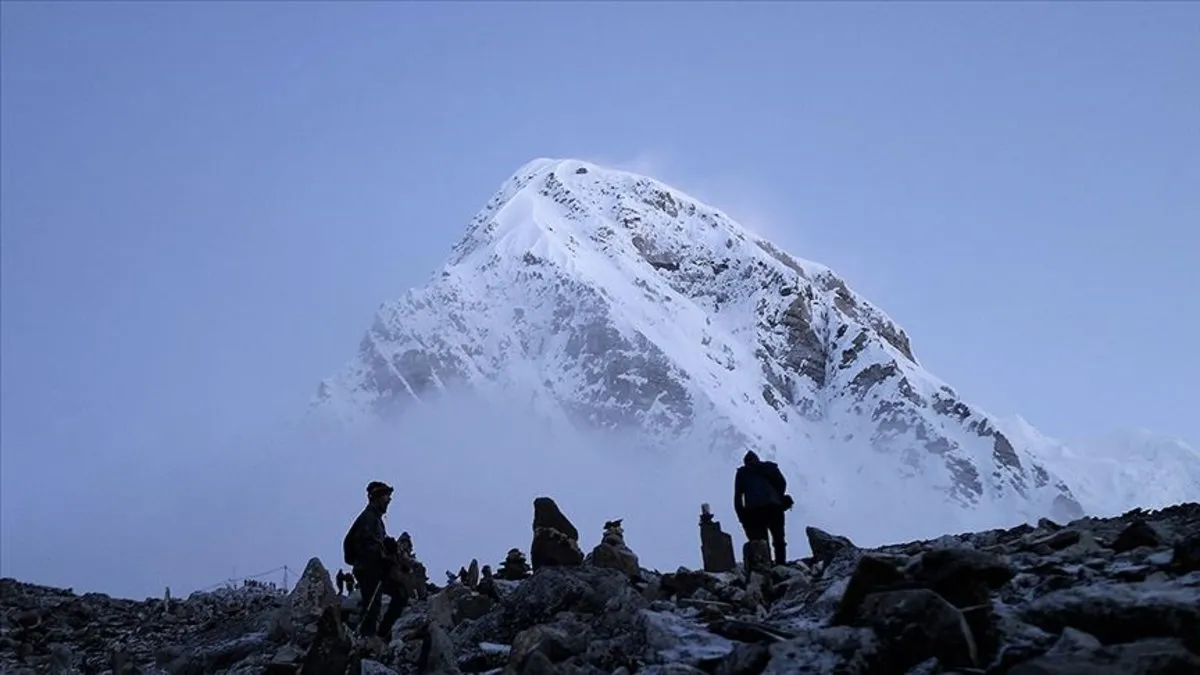 Everest Dağı'nda can pazarı! Kar fırtınası nedeniyle bin kişi mahsur kaldı