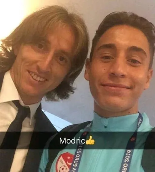 Emre Mor maçtan sonra selfie için Modric’i bekledi
