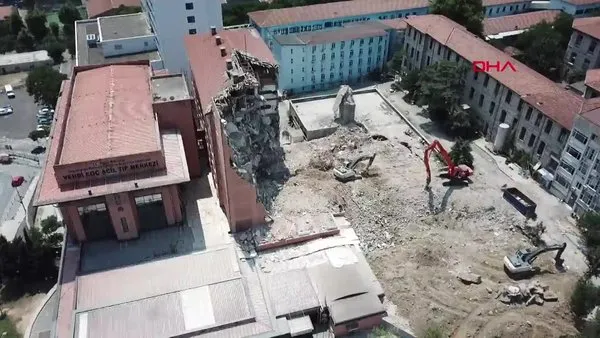 İstanbul'da tarihi Haydarpaşa Numune Hastanesi'nin dahiliye binasının yıkımına başlandı