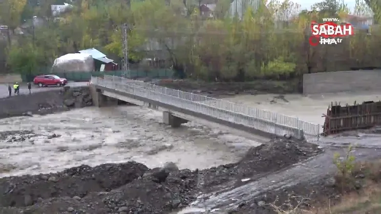 Aşırı yağış nedeniyle dereler taştı, yaya köprüsü geçici olarak kapatıldı