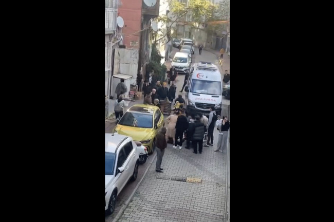 son-dakika-fatihte-sokak-ortasinda-ev-sahibi-vahseti-kiracisini-acimasizca-katletti-goruntuler-korkunc-1765351368573.gif (963×640)