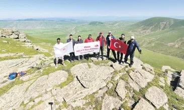 Şehitlerin anısı zirvede Türk bayrağı