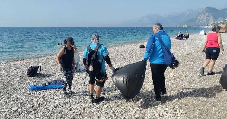 Gönüllüler Konyaaltı Kumsalı’nda çevre temizliği yaptı