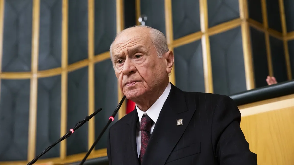 MHP Genel Başkanı Devlet Bahçeli kürsüde konuşma yaparken