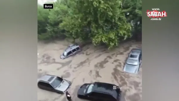 Bursa'da sağanak yağış sele dönüştü, araçlar yolda mahsur kaldı! O anlar kamerada | Video
