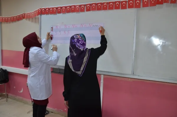 musta-halk-egitim-merkezi-mudurlugu-bunyesinde-acilan-okuma-yazma-kursu-muslu-kadinlara-umut-oluyor-1793359073980.jpg