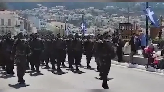 Yunanistan'dan yeni provokasyon: Sisam Adası'nda askeri geçit töreni düzenledi!