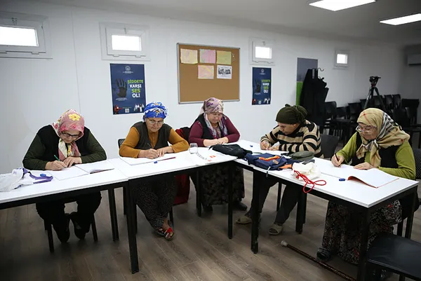 depremzede-65-yas-ustu-kadinlar-okuma-yazma-hayallerini-gerceklestiriyor-1708756935842.jpeg