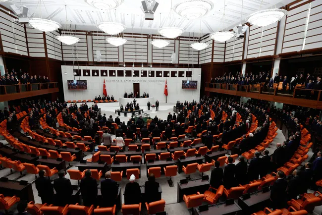 tbmmde-yeni-yasama-yili-yarin-basliyor-en-onemli-gundem-maddesi-yeni-anayasa-ve-ictuzuk-1727675441385.jpg TBMM'de yeni yasama yılı yarın başlıyor: En önemli gündem maddesi yeni anayasa ve içtüzük!