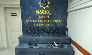 Sakarya’da şok operasyon! Polis memurunun kullandığı kiralık araçtan cephanelik çıktı #sakarya