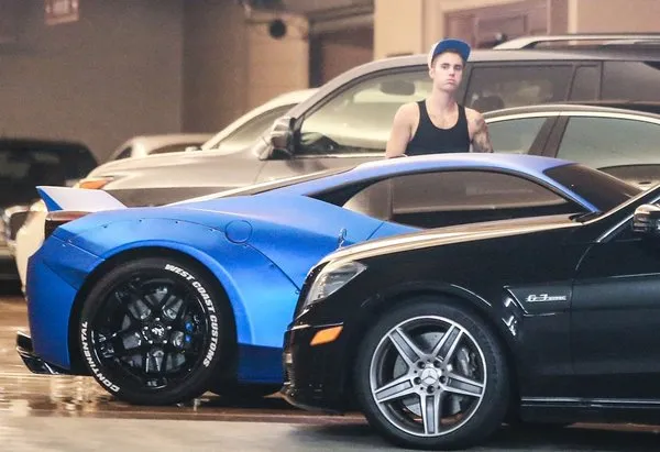 Justin Bieber Ferrari’sini açık artırmada sattı
