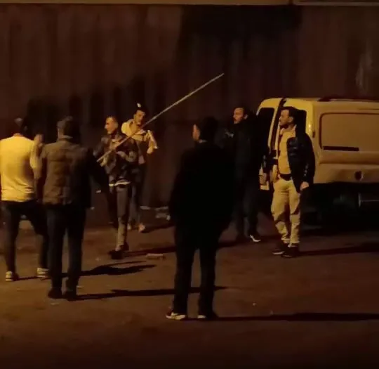 Arnavutköy’de çocuklar top için kavga etti: Aileler çocukları için!