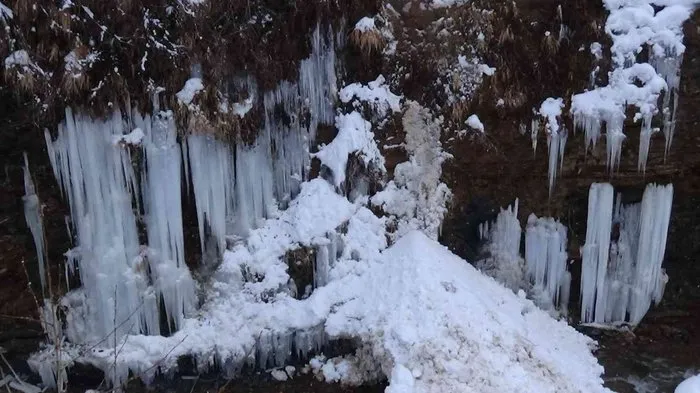 Batman’da 6 metreyi aşan buz sarkıtları görenleri hayran bırakıyor