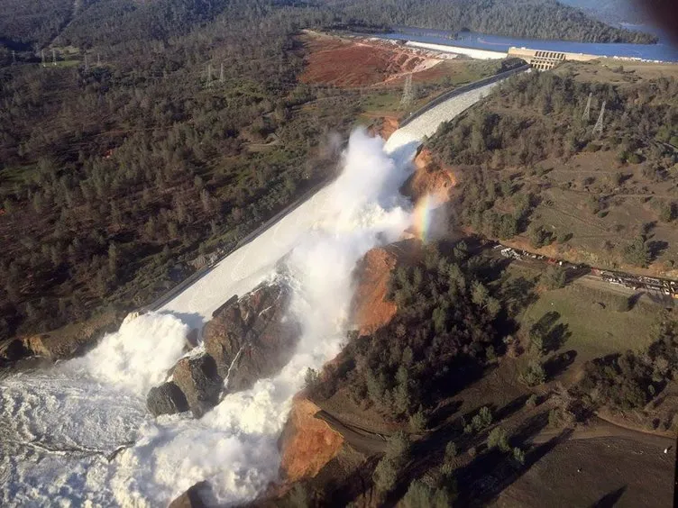 ABD’de baraj delindi binlerce kişi tahliye ediliyor