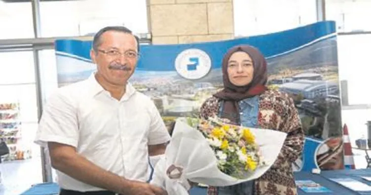 PAÜ Rektörü’nden çiçekli karşılama