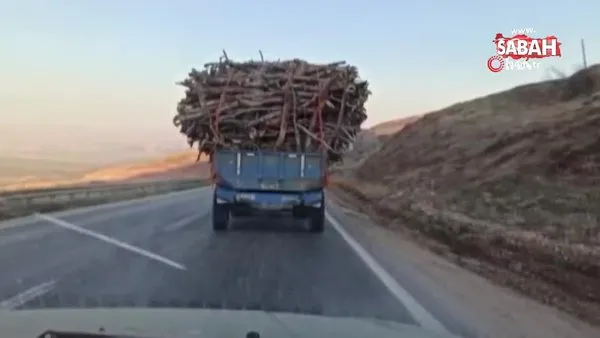 Siirt'te kapasitesinin üstünde yük alan traktörün tehlikeli yolculuğu | Video