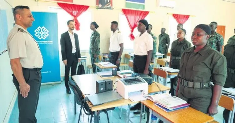 Gambiya askerleri Türkçe öğreniyor