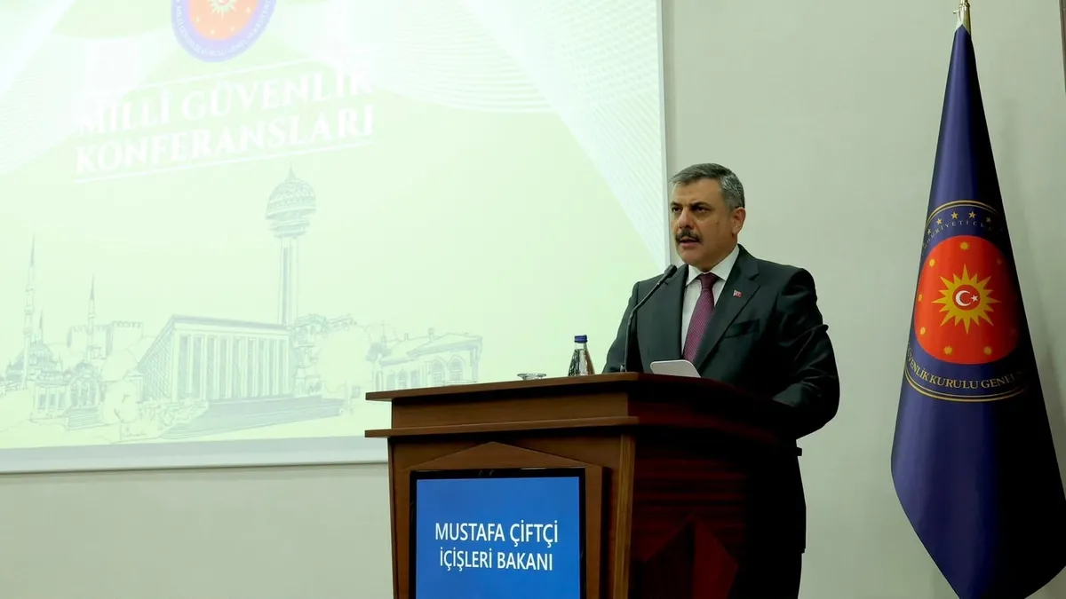İçişleri Bakanı Mustafa Çiftçi kürsüde konuşma yaparken