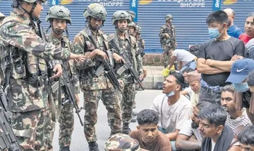 Nepal’de ordu sokakta