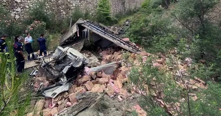 Milas’ta kaza! 20 metrelik uçuruma düşen kamyonun sürücüsü öldü