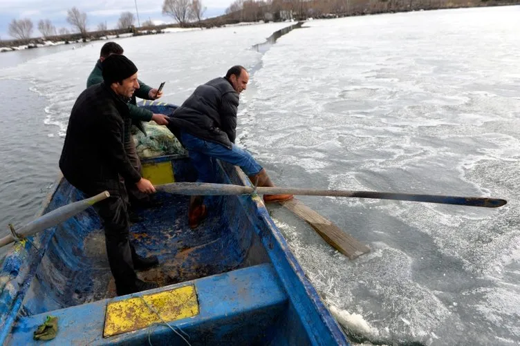 Çıldır’da balıkçılar av için buzların erimesini bekliyor