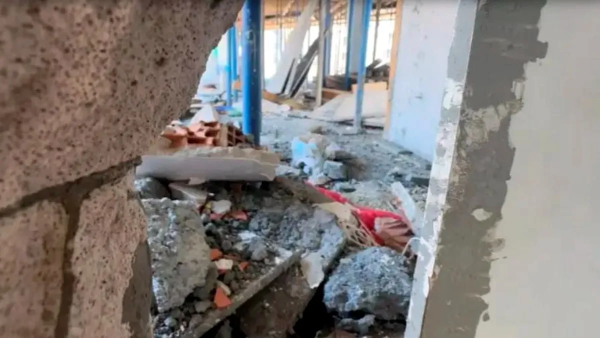 İstanbul Avcılar'da kentsel dönüşüm inşaatında beton mikseri hortumunun deldiği komşu dairenin salonu