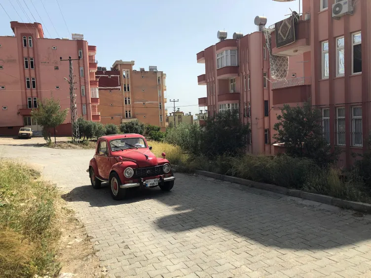 67 yaşındaki adam, kendisinden büyük Topolino model aracına gözü gibi bakıyor