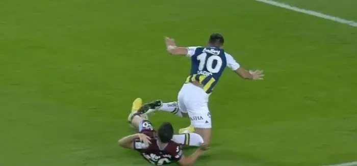 son-dakika-haberi-fenerbahce-trabzonspor-derbisini-karistiran-karar-2-penalti-birden-1699123512209.jpeg
