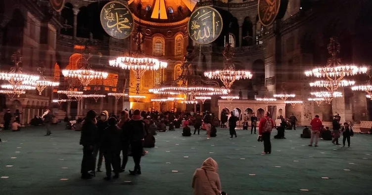 Berat Kandili’nde eller semaya açıldı