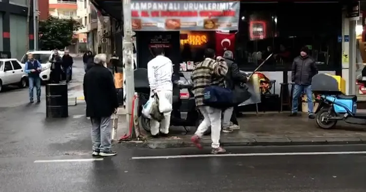 Sokak ortasında kavga eden oğlunu gördü: Bir sopa da o vurdu!