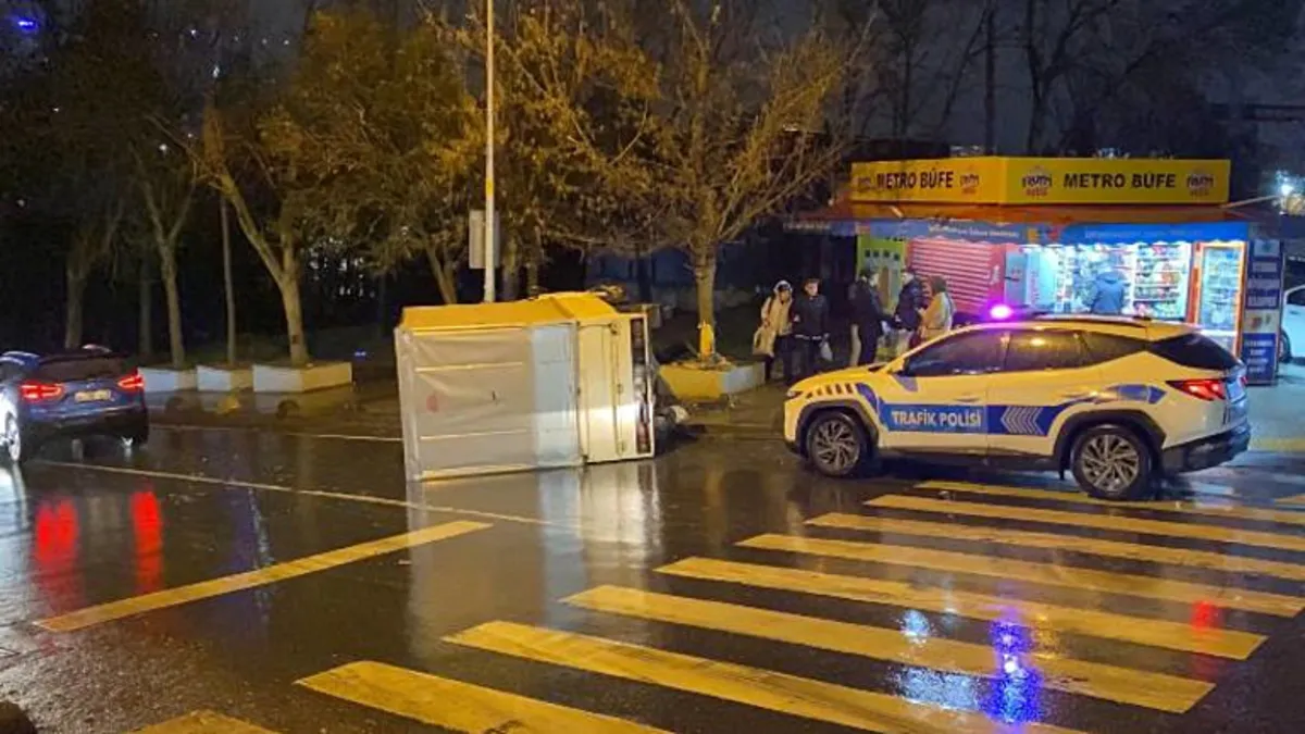 Bayrampaşa’da kamyonet devrildi: 3 yaralı