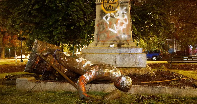 Son dakika: George Floyd olayları dinmiyor! ABD’de göstericiler Konfederasyon ordusu heykelini yıktı