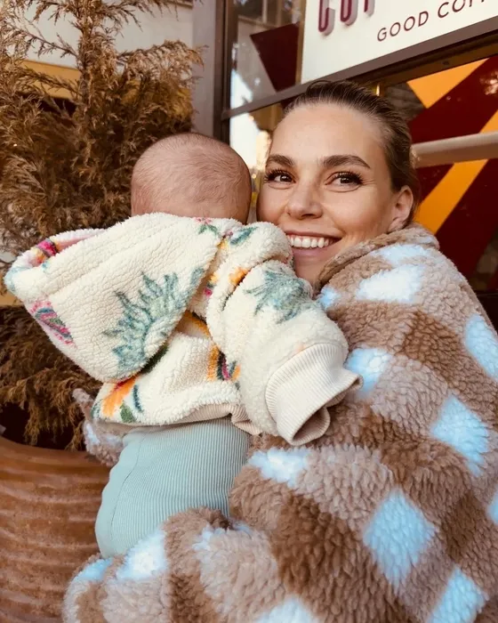 Aslı Enver’den kalp ısıtan annelik paylaşımı! Bakın kızını sevmelere nasıl doyamadı...