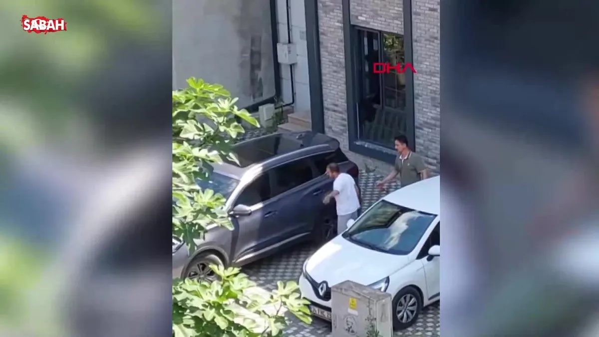 Evinin önüne park edilen araca sinirlendi, sürücüye saldırdı | Video videosunu izle Evinin önüne park edilen araca sinirlendi, sürücüye saldırdı | Video videosunu izle