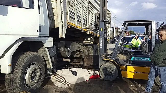 tamir-ettikleri-kamyonun-kasasi-uzerlerine-dustu-2-olu-1-yarali-1771433554845.jpeg