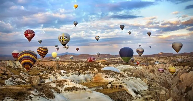Turistler Kapadokya’nın renkli tepelerini balondan seyrediyor