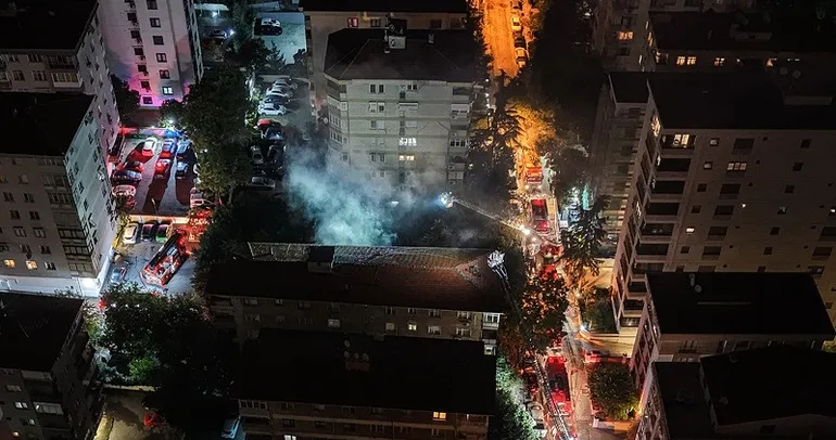Kadıköy’de 3 katlı ahşap köşk yandı