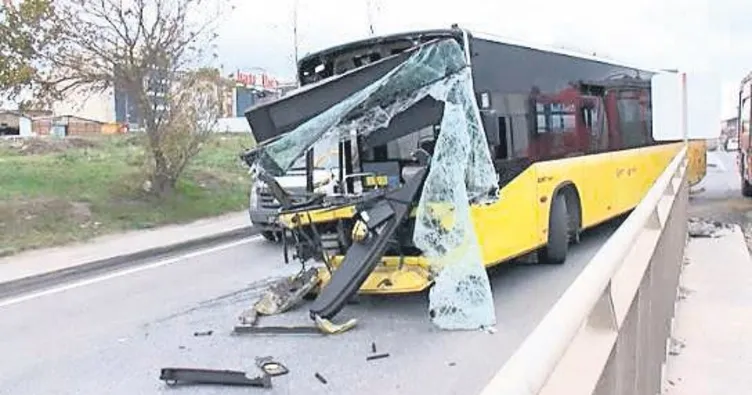 İETT otobüsleri kafa kafaya çarpıştı